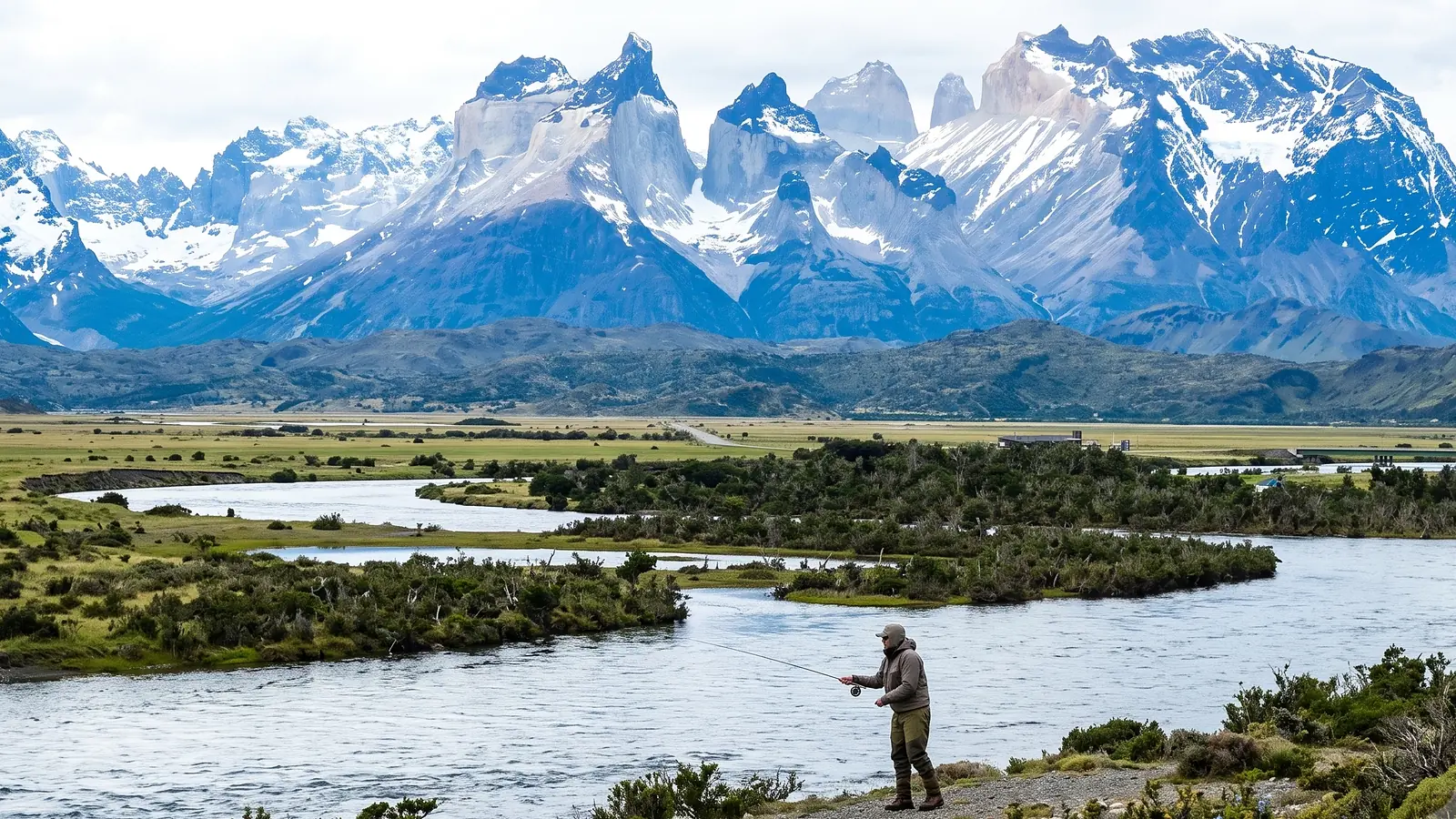 Pessoa pescando da margem em uma paisagem austral próxima a Puerto Natales.