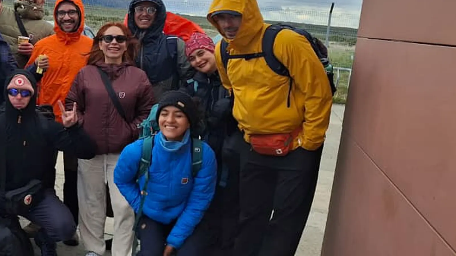 Grupo de viajeros abrigados organiza su llegada a Puerto Natales.